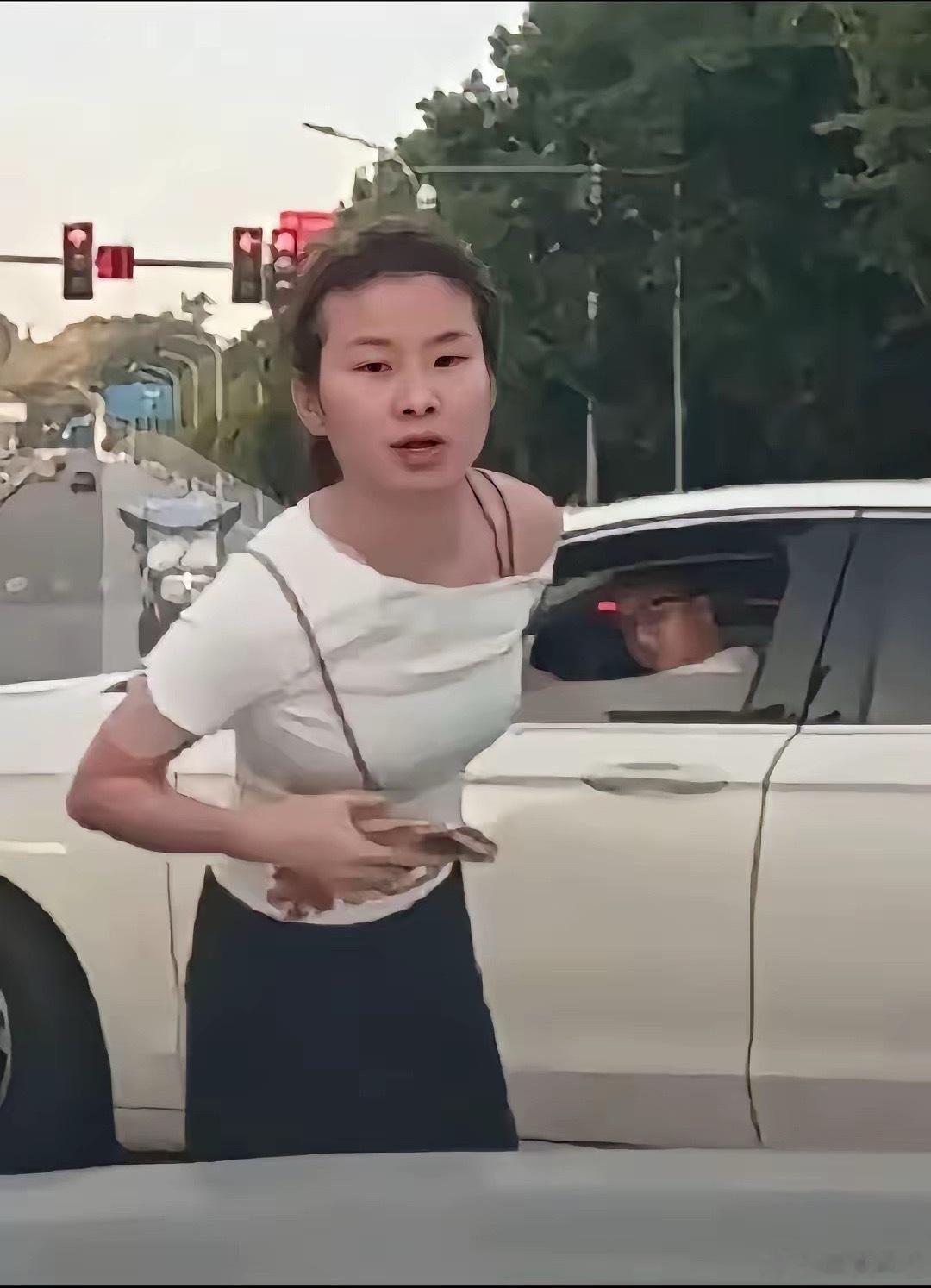 吐口水的女的才25岁，比她丈夫小了整整8岁。不知道是她自己要人肉加塞，还是丈夫指