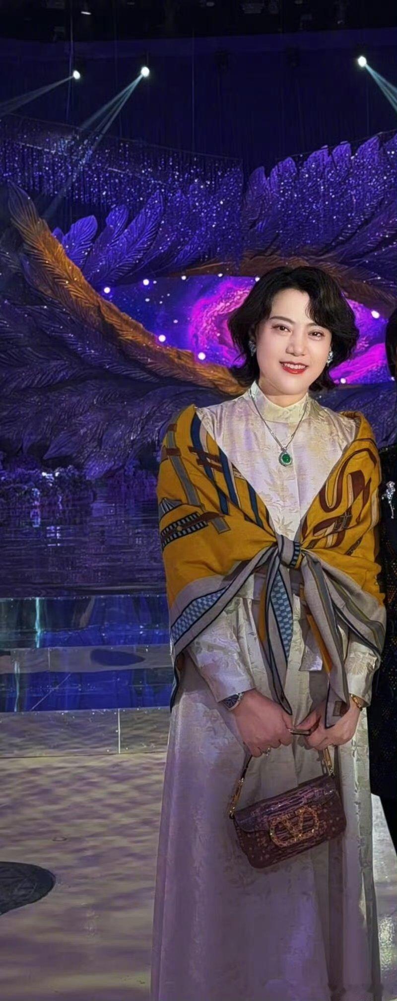 疑似黄子韬徐艺洋儿子参加婚礼哇，不得不说徐艺洋生完孩子后状态超好啊，完全看不出来