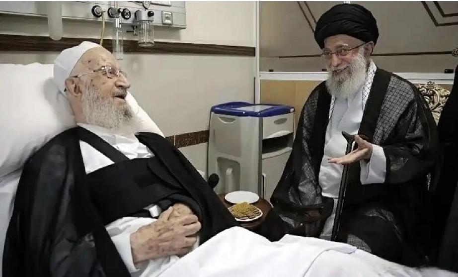 哈梅内伊在探望一位和他一样留着白胡子的老人，彼此聊的挺投机。老人的模样也很慈祥