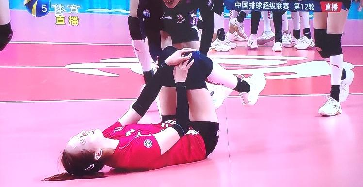 第三局比赛二传许晓婷受伤下场治疗！上海女排大比分领先，天津女排第三局全部年轻小队
