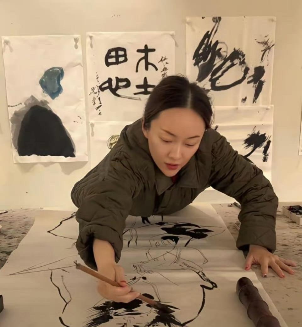 霍思燕素颜在画画，差点没认出来。这跟普通人没两样啊，真是把日子过出花了