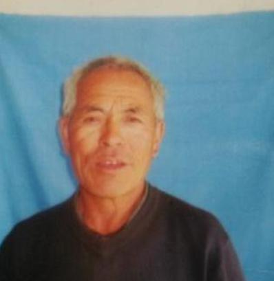 1995年，老兵半夜上厕所时，突然发现自家的鱼缸里竟有东西在闪闪发光，他定睛一看