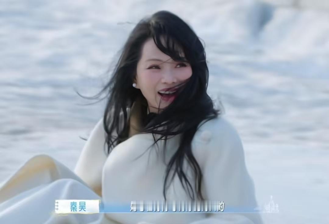 秦昊计划陪伊能静看雪，但是雪都融化了，伊能静为了不扫兴，依然努力的玩的高兴，秦昊