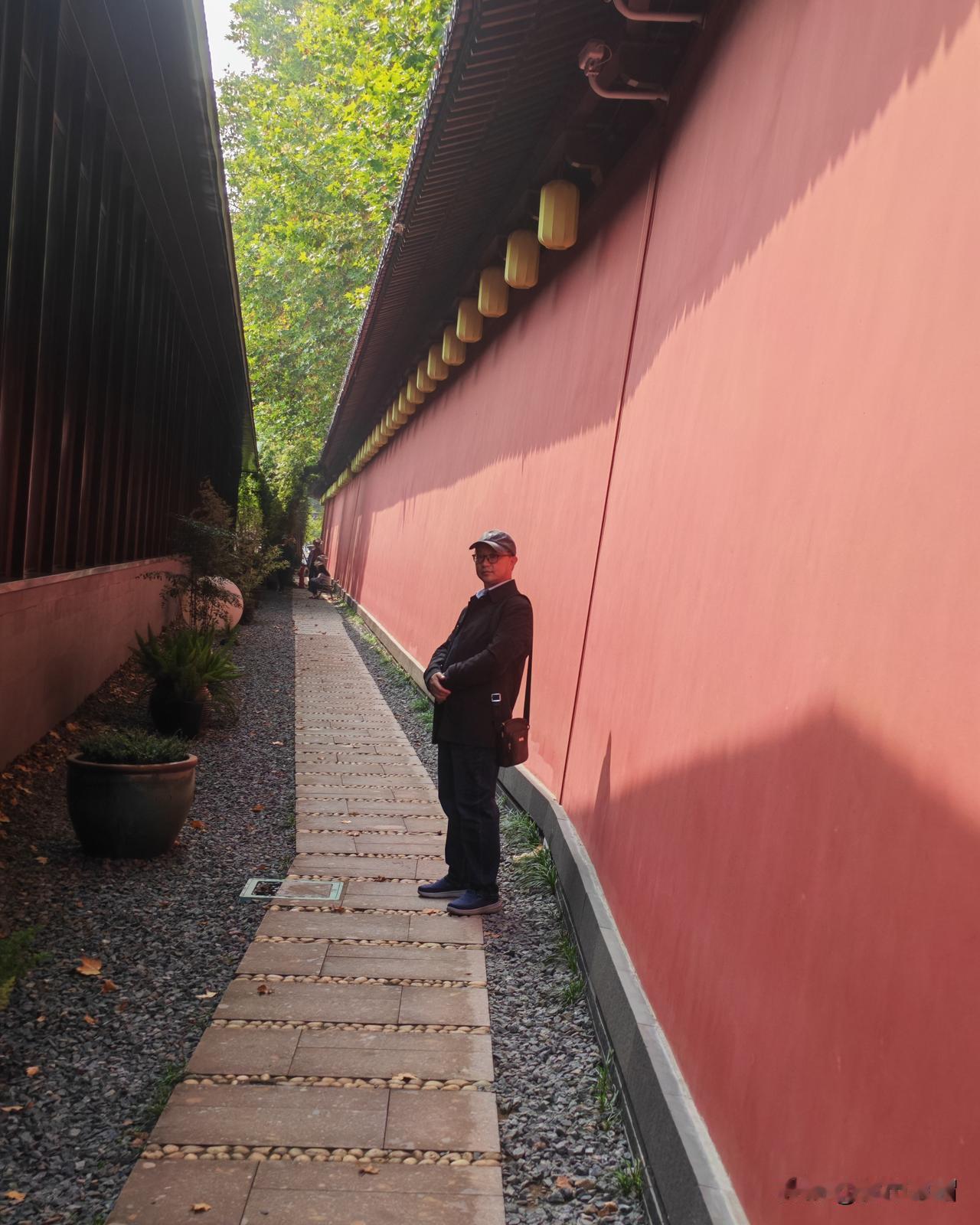 返聘几个月，心生退意。问主管领导，生孩子的女同事要什么时候休完产假。她一回来，我