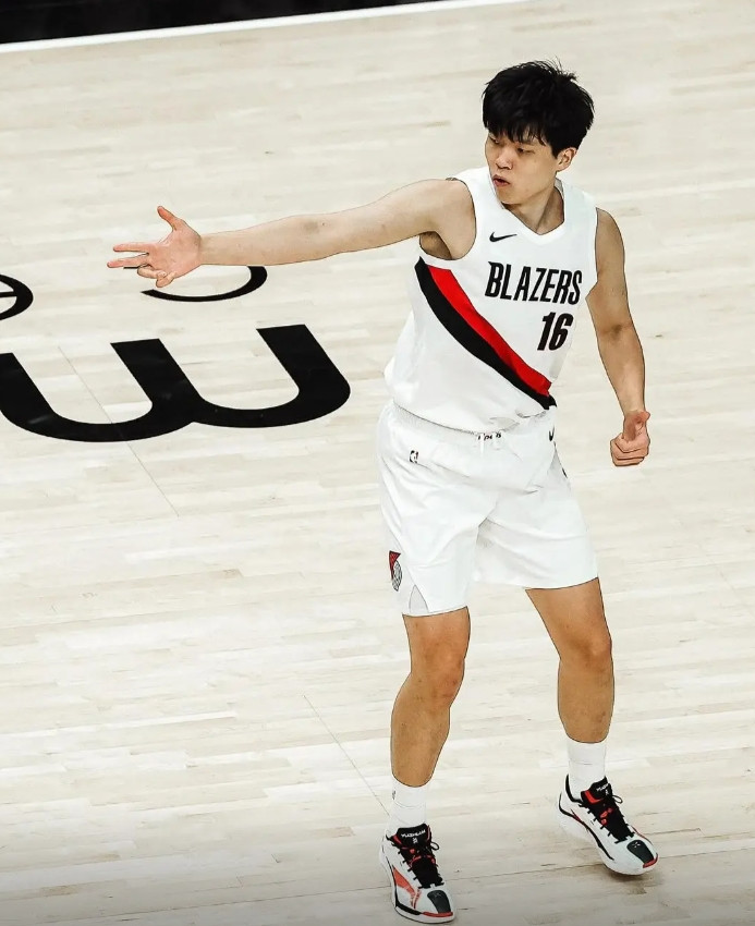 杨瀚森的开局简直是地狱难度很明显8：0小高潮在教练心理只有一个原因就是杨瀚森，