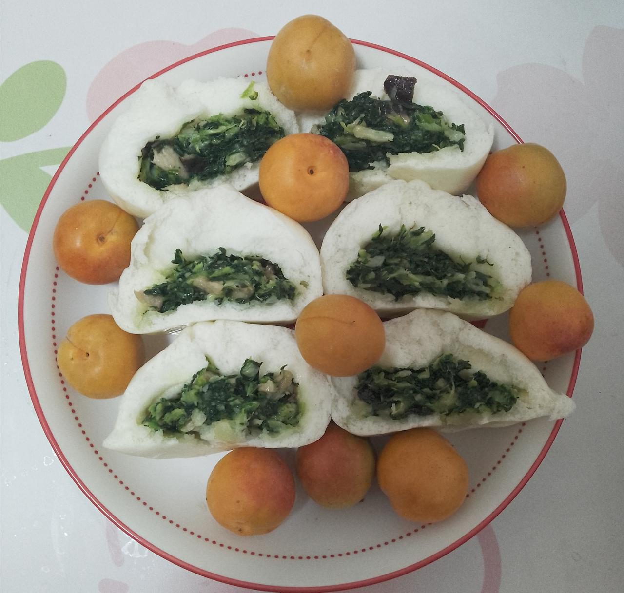 我的早餐，偶然也换一下口味，蒸的包子，我喜欢吃菜包，黄色的是杏，有时食蛋糕，加几