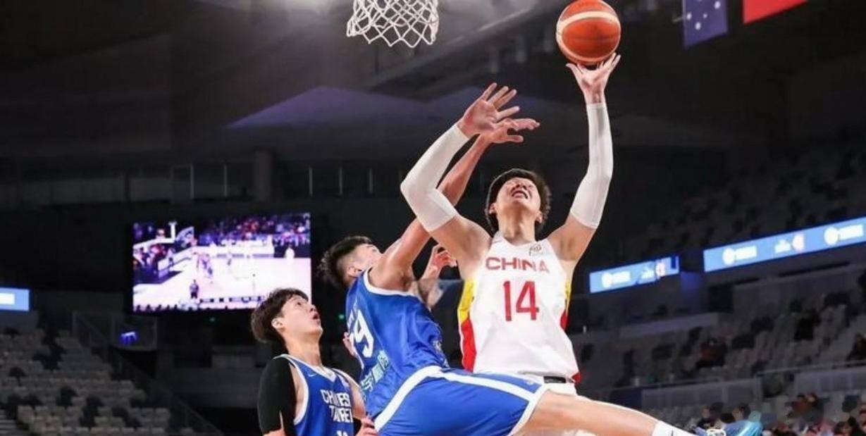 李弘权8中5砍下14分14板2助2断回想亚洲杯对台北一战，李弘权全场9分11篮板