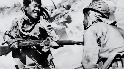 1941年，日本少将当众残杀八路军干部，杀完还对他进行肢解，一个伪军看到这一幕，