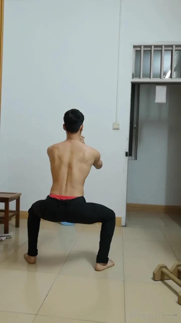 马步蹲的正确姿势是不是这样？背面姿势图话说马步蹲的健身效果相当不错的，不过我