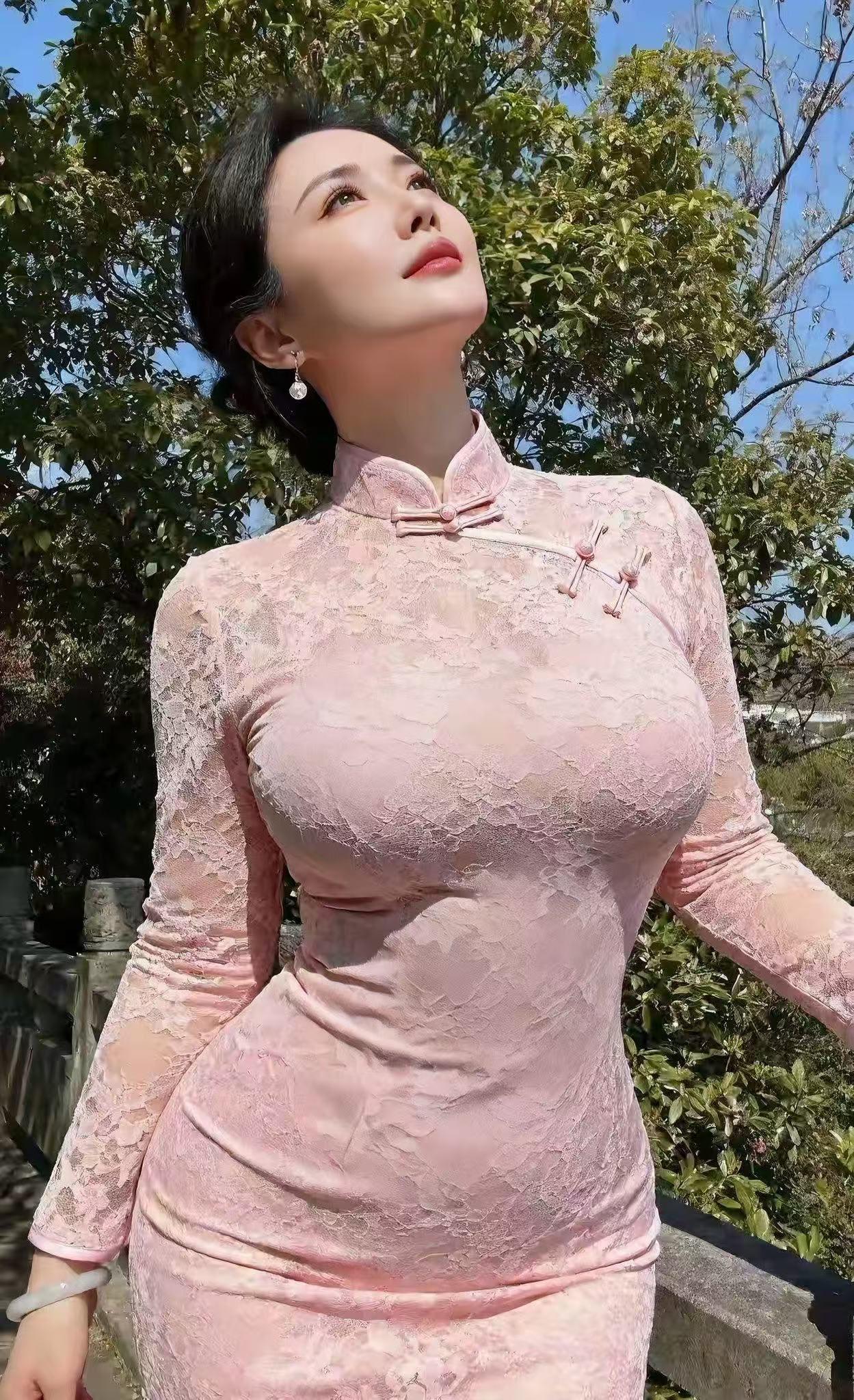 风拂柳，粉樱绽放，我身着浅粉蕾丝旗袍，立于古栏之下。长袖轻笼，盘髻缀珠，耳坠摇曳