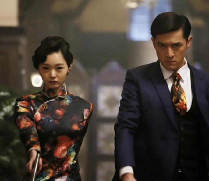2015年，《伪装者》拍摄现场，导演对胡歌，靳东等人说：“不想拍的话，都给我滚