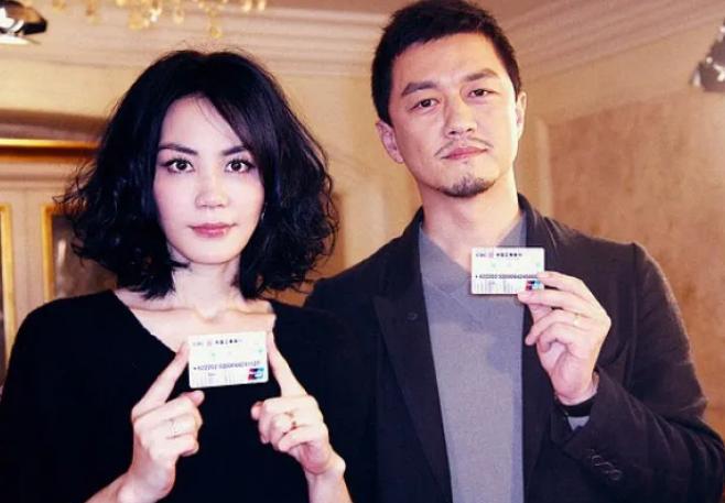 2005年，王菲怀孕4个月的时候，医生告诉她和李亚鹏：“孩子有可能是兔唇”回到家
