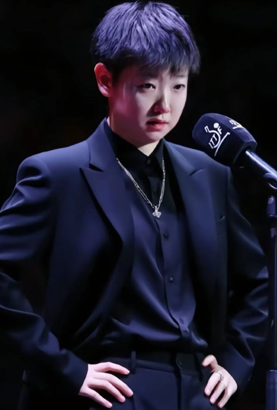 孙颖莎正装气质绝了，女生帅起来根本没有男生什么事了！​