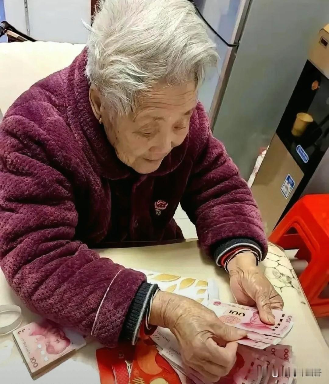 热搜炸了！91岁阿婆日结200元雇子女养老，亲情谈钱错了吗～？网传上海