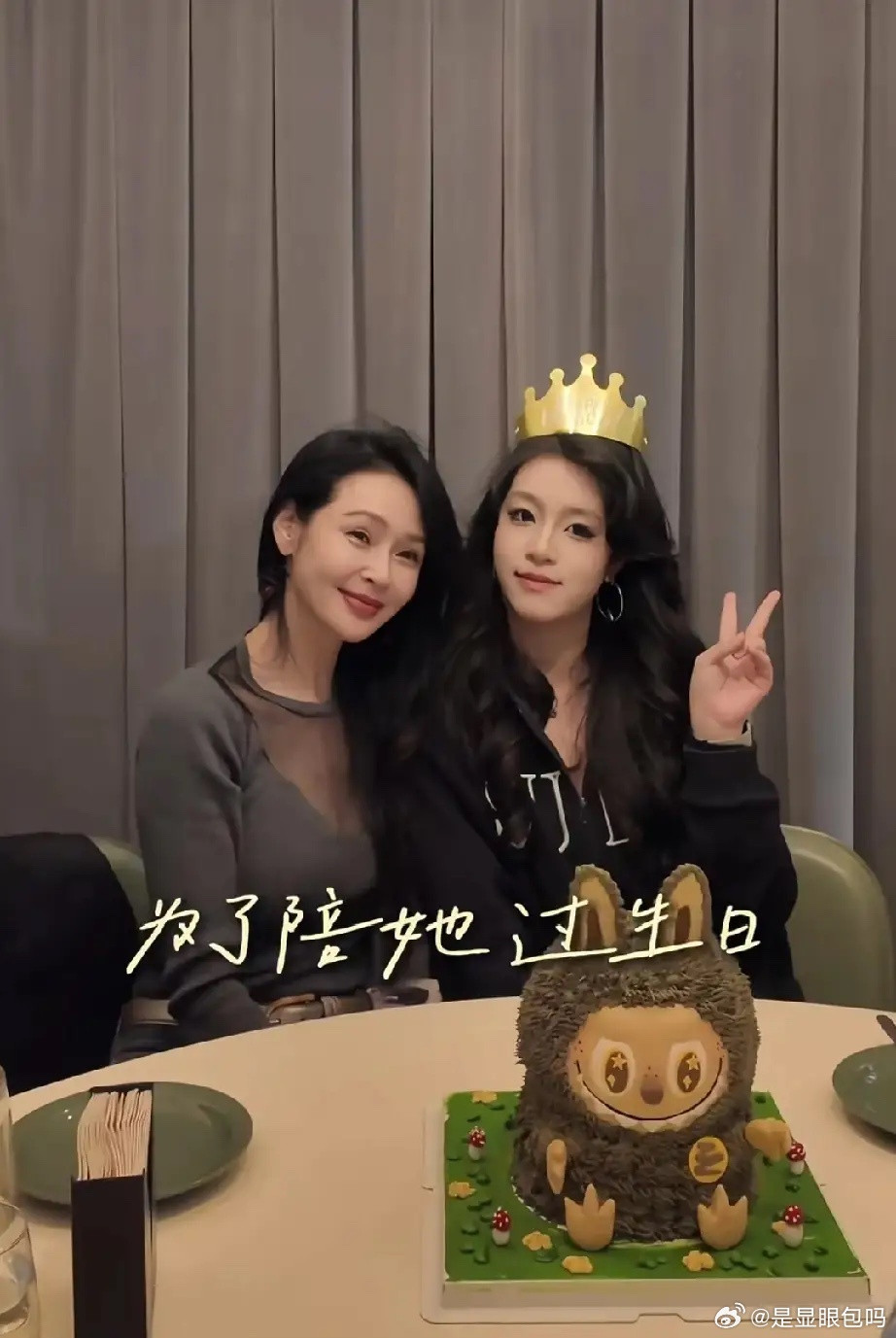 演员于明加的大女儿都17岁了。近日，于明加晒出大女儿萌萌的庆生照，母女俩长得实在