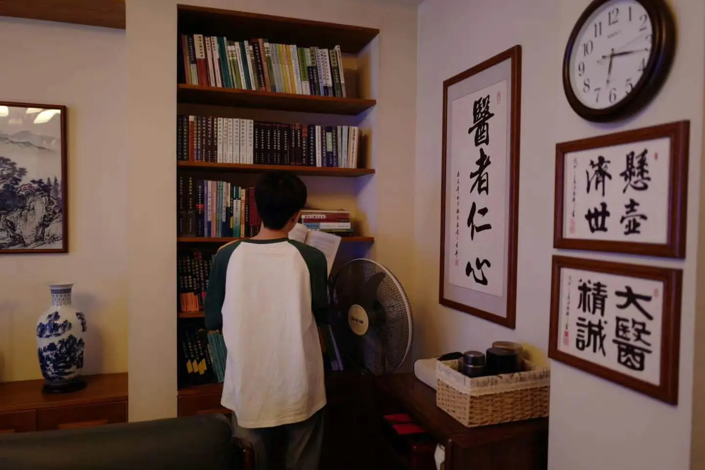 比起你的脸 我更熟悉你的鞋子和背影。