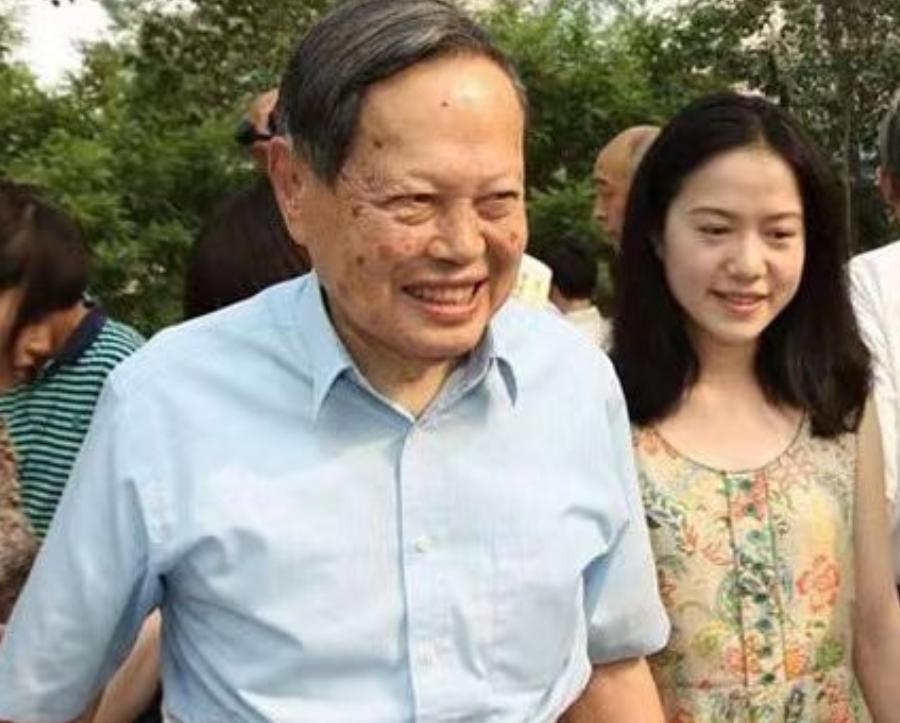 100岁的杨振宁躺在床上，轻轻地喊了一声翁帆，在旁边屋子的翁帆听到后赶紧走过来问