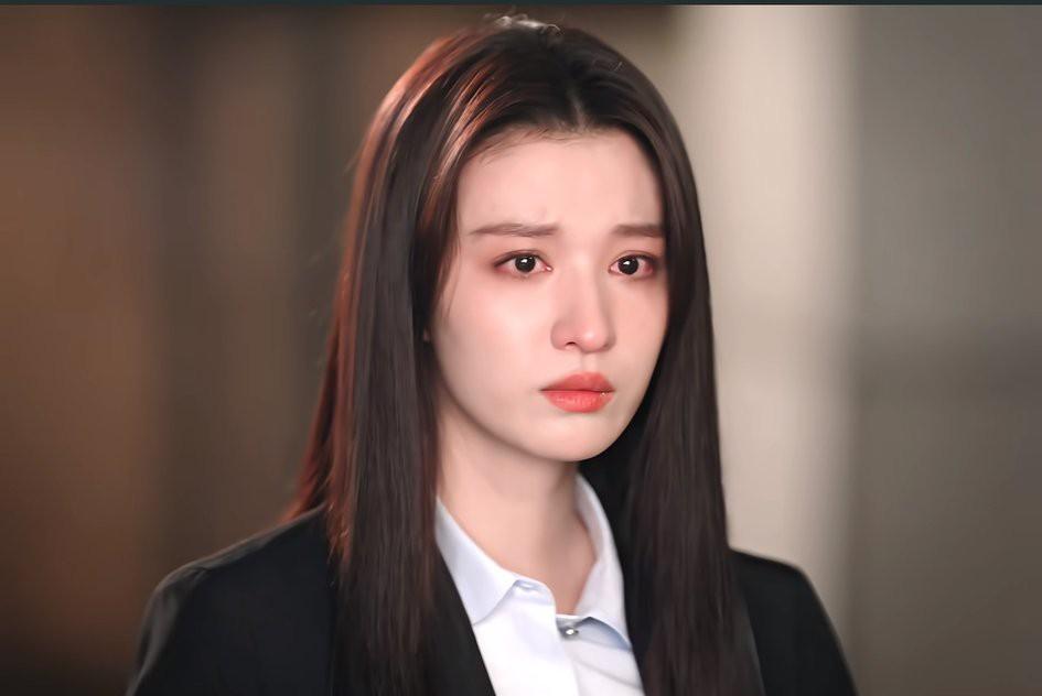 《爱情有烟火》正在各大平台热播中，王楚然在剧中饰演的女主一上来就被男友劈腿了。评