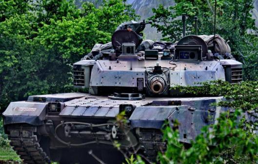 VT-4坦克打出连环炮，泰国收获一条大鱼：洪森爱将，柬军中将阵亡。 2025