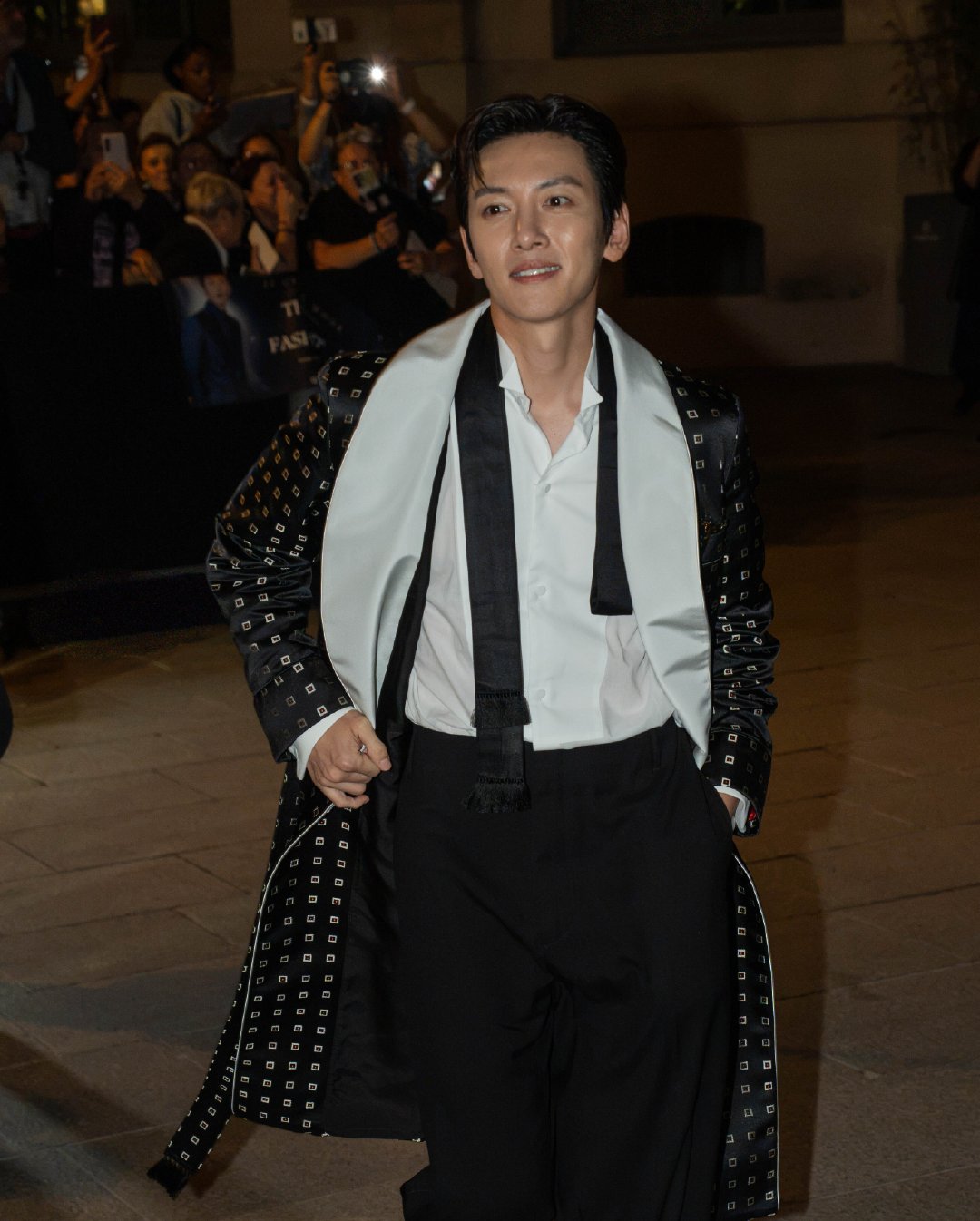 我不懂啊池昌旭在欧美狗仔视角下也能帅成这样要干嘛​