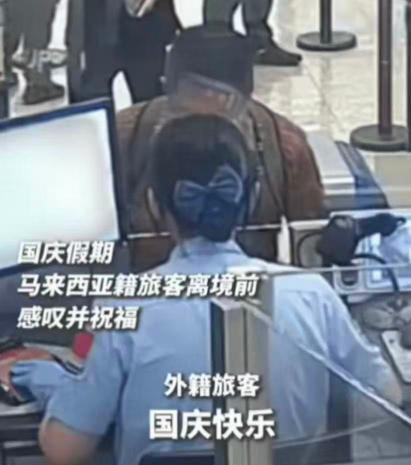 外国人在中国破防了。10月2日国庆期间，一位外籍游客办理离境时，突然对工作人员感