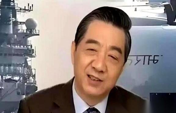 2015年，张召忠一句话砸下来：“美国就算啥也不干，让我们追，20年也赶不上。”