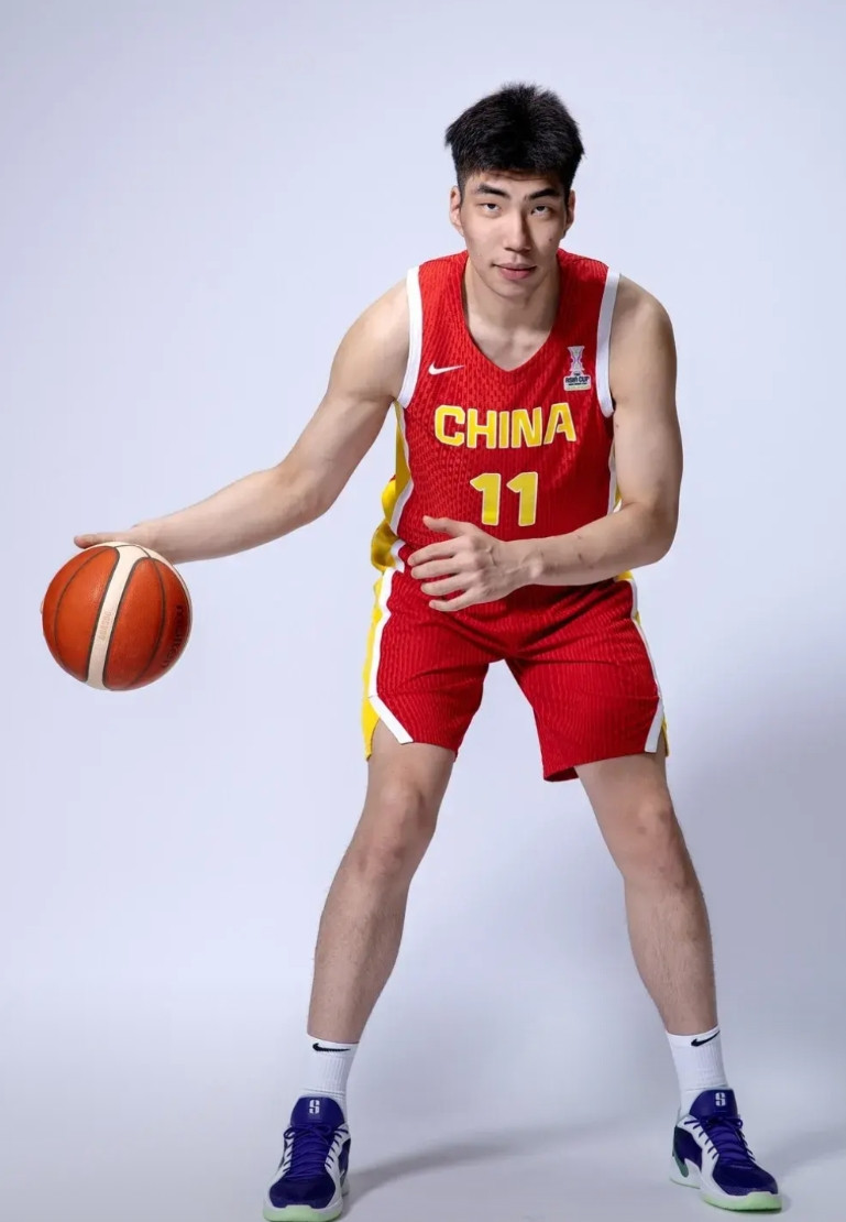 余嘉豪亚洲杯暴露的短板是篮下终结、防守护筐、篮板保护！看到过一个慢镜头，是余嘉豪