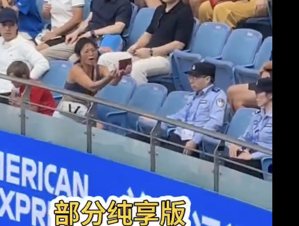 太好笑[笑着哭]这人真颠呐，感觉会有对应表情包出来​​​
