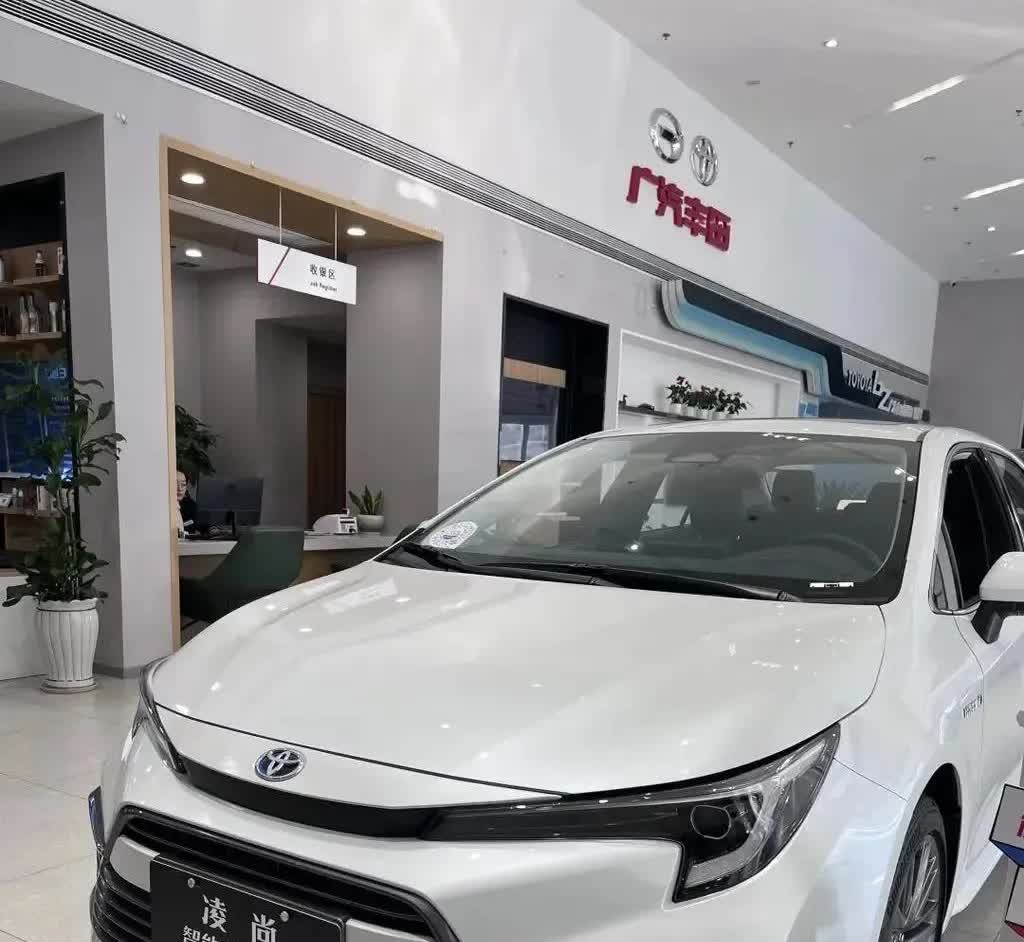 丰田“杀红眼了”，14万一路跌至9万多，耐用2.0L双擎混动，油耗4L，十年开不