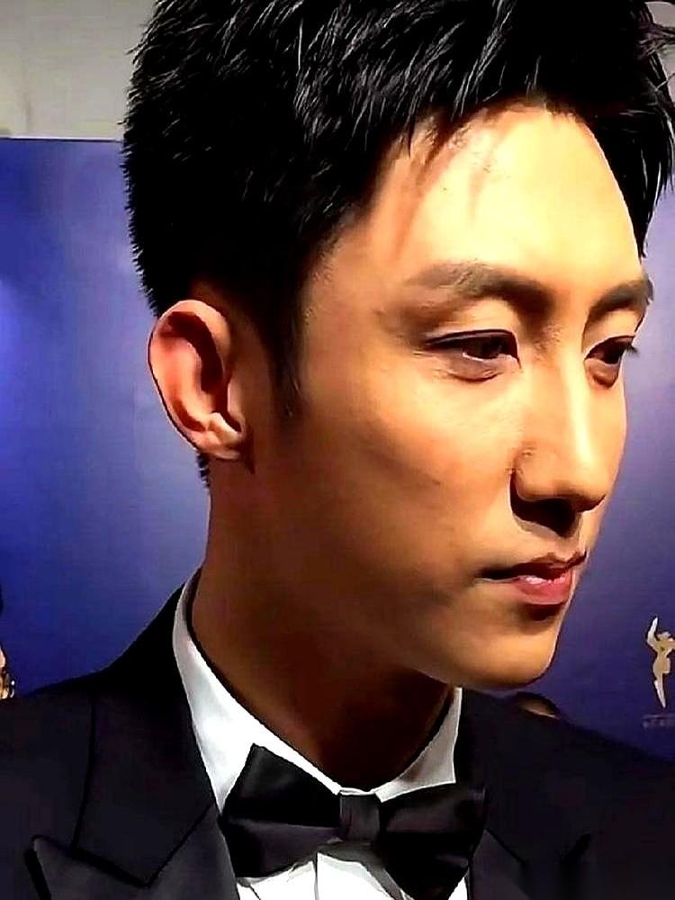 一个中国记者，在中国地盘上，对着中国演员，突然开始狂飙英文提问。黄景瑜连眼皮都没