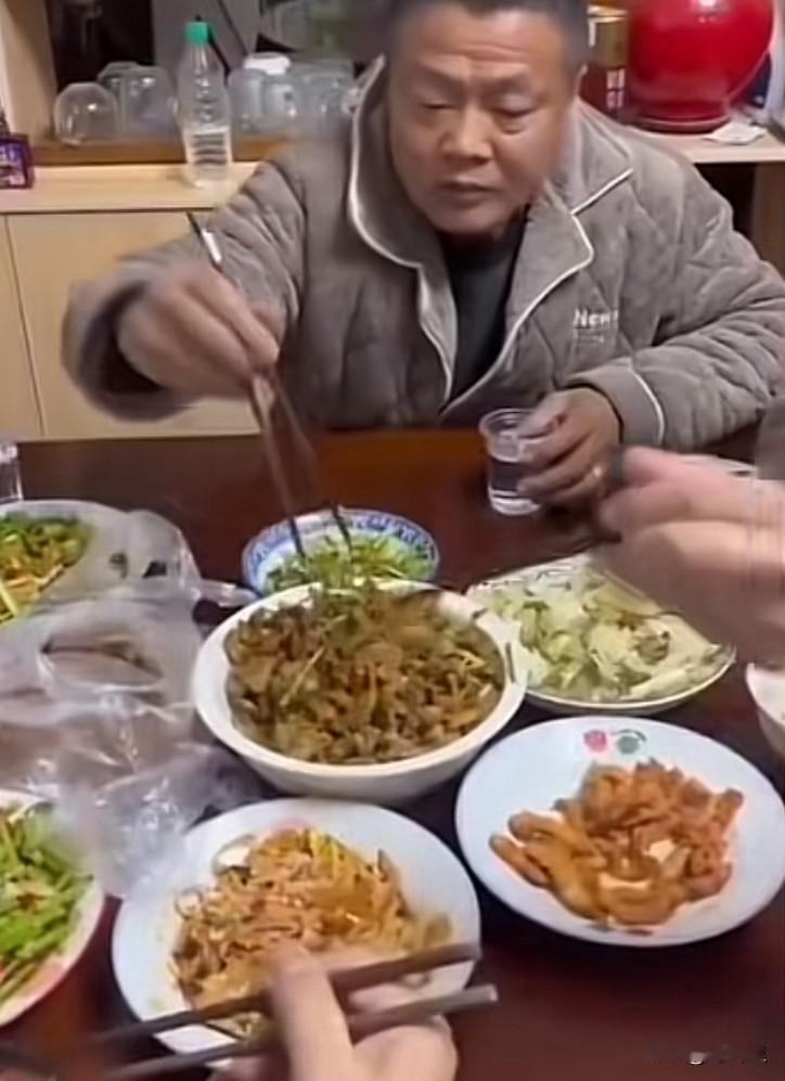 女孩第一次去男朋友家，看到男朋友爸爸，瞬间想分手。且先不说穿着不讲究，毕竟是