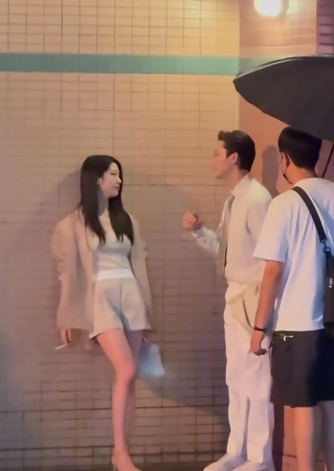 这个女的是谁啊？跟陈伟霆在一起拍戏吗这么帅动且娴熟的动作不应该是男的专属