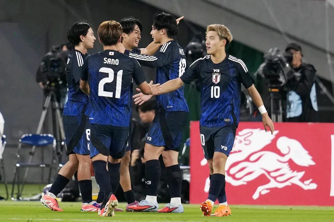 解说员黄健翔暗讽了董路此前说过的争议言论。黄健翔在社交媒体表示，日本足球确实到