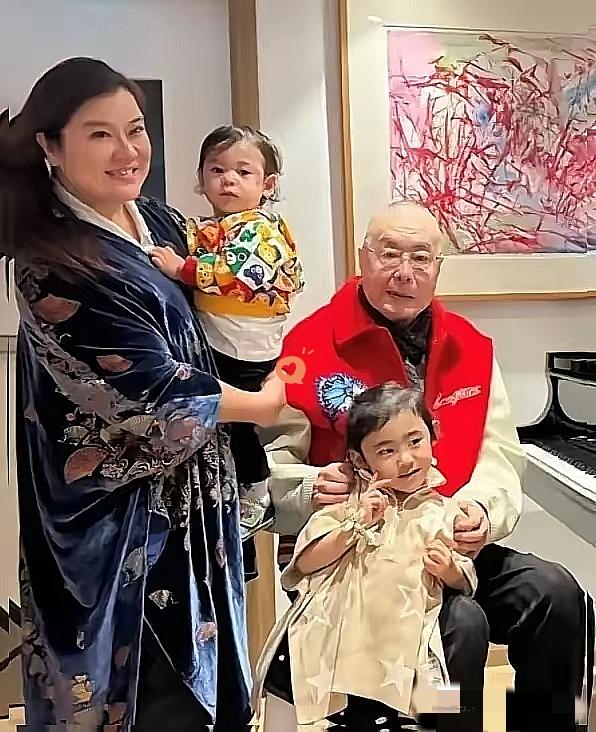 86岁的钢琴家刘诗昆又火了！人家不仅拼下了一儿一女，听说还在努力冲三胎，这精神头