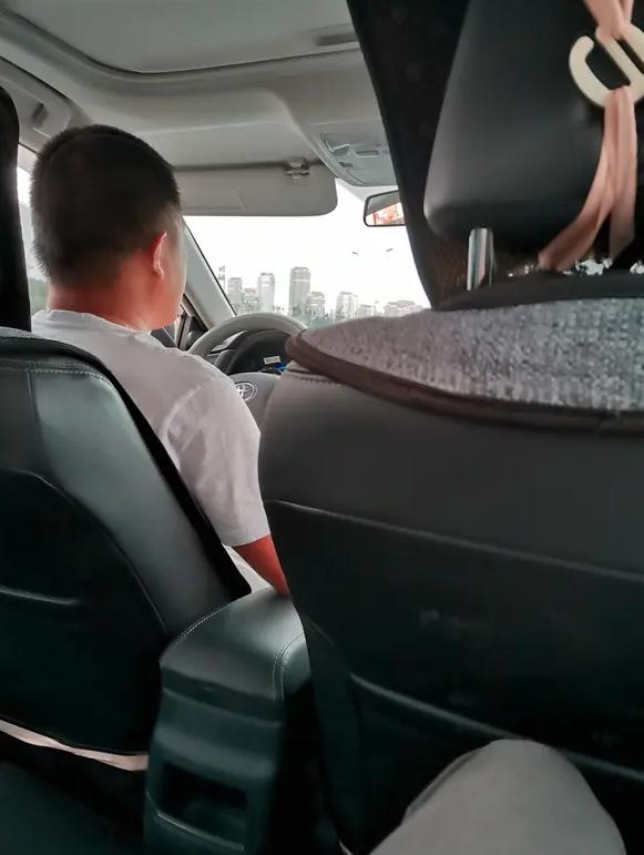 最近打车上下班，发现一个特别有意思的现象。同样是滴滴司机，有的师傅一上车就开