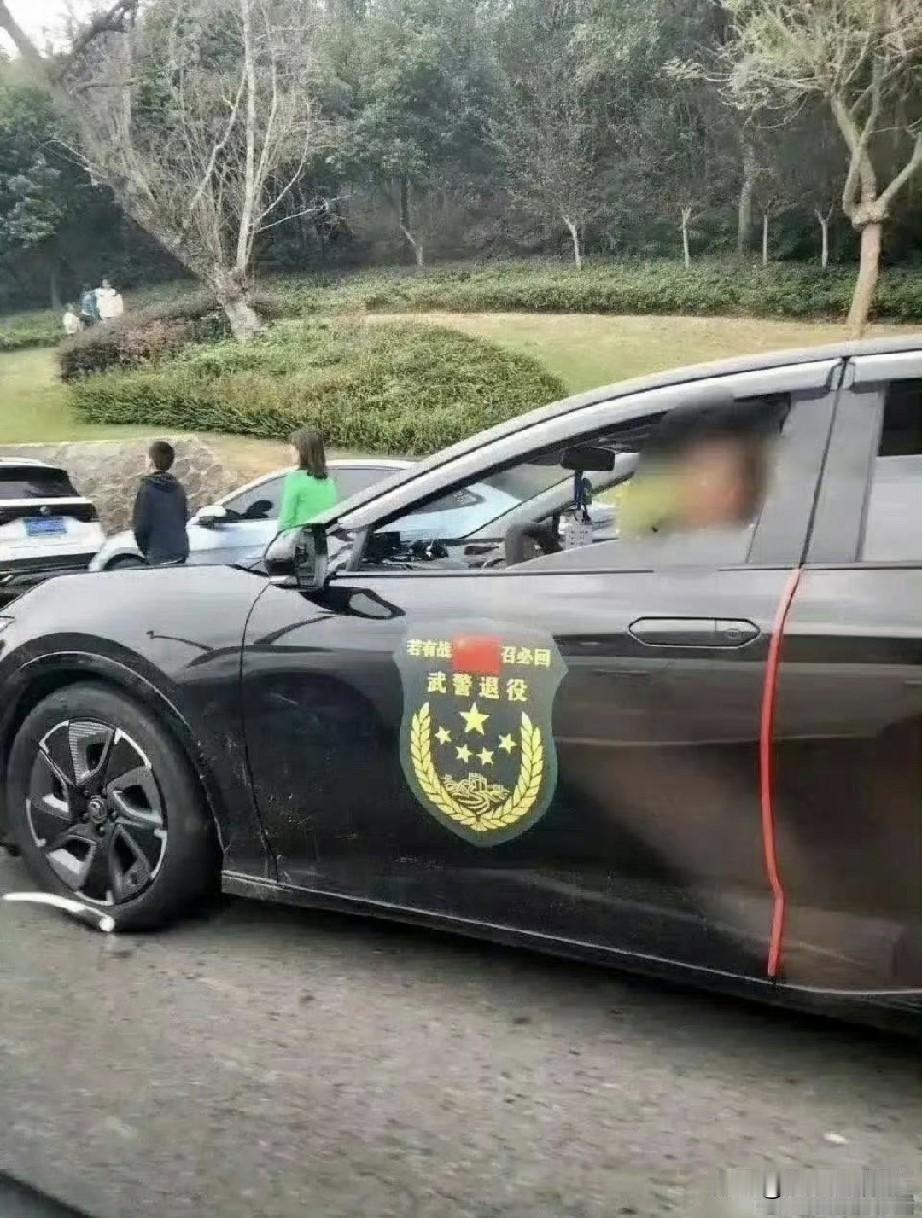 车上喷这个到底是要表达什么？我严重怀疑是不是之前那批卖假鞋的那帮人，不知道大家