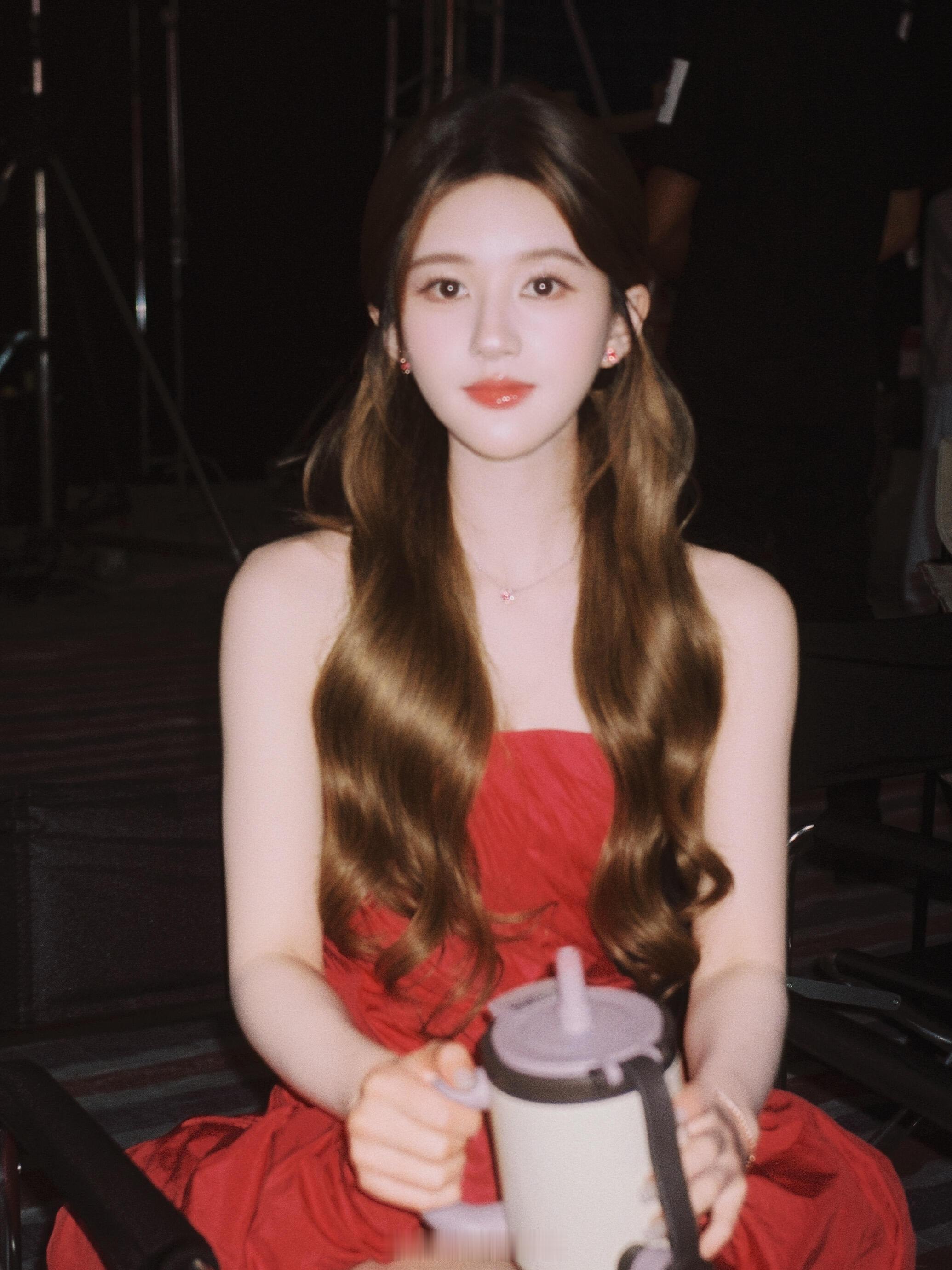 赵露思拍摄碎片掉落看得出来是公主呢