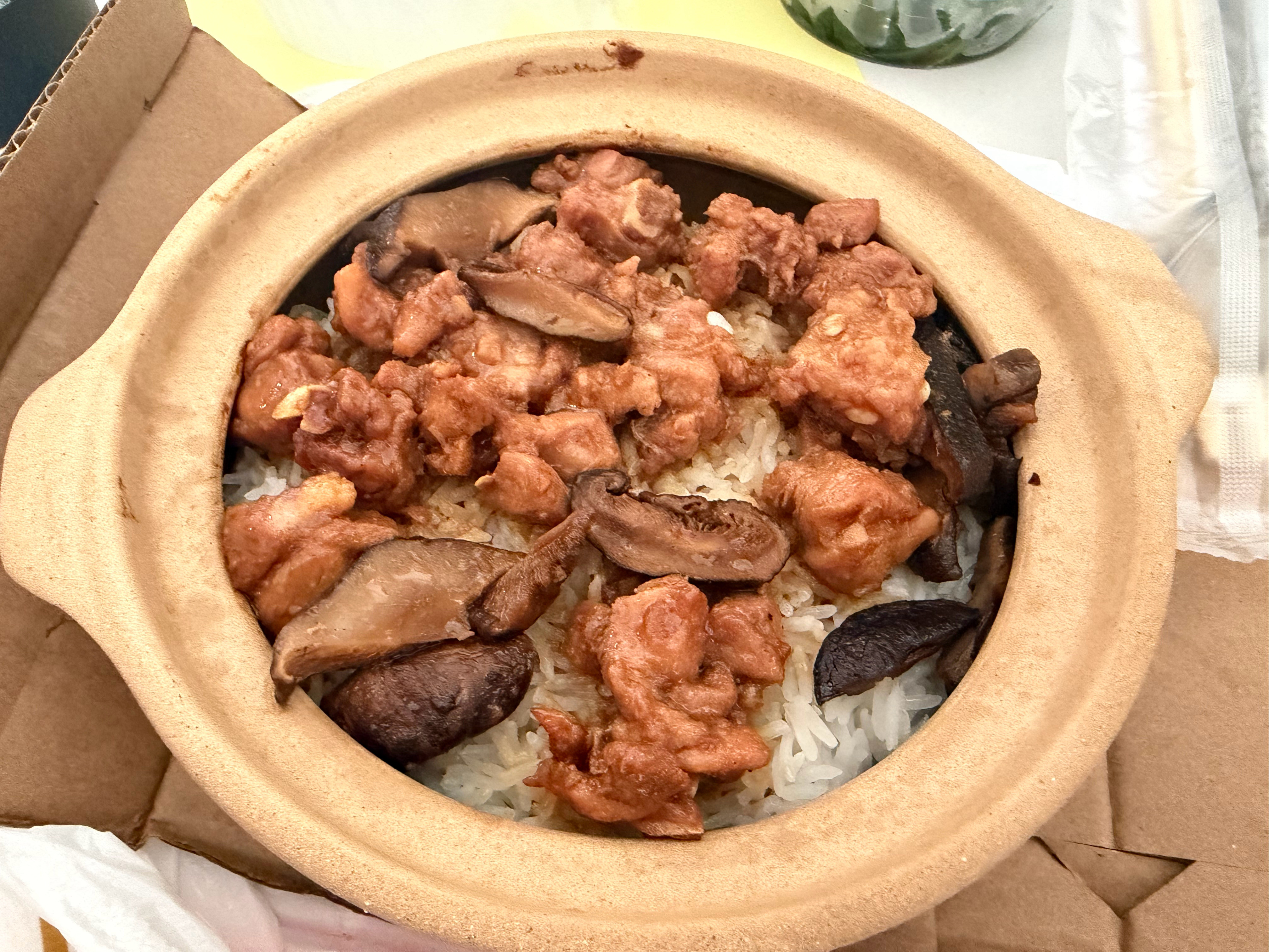 点了个煲仔饭给我送了个煲过来