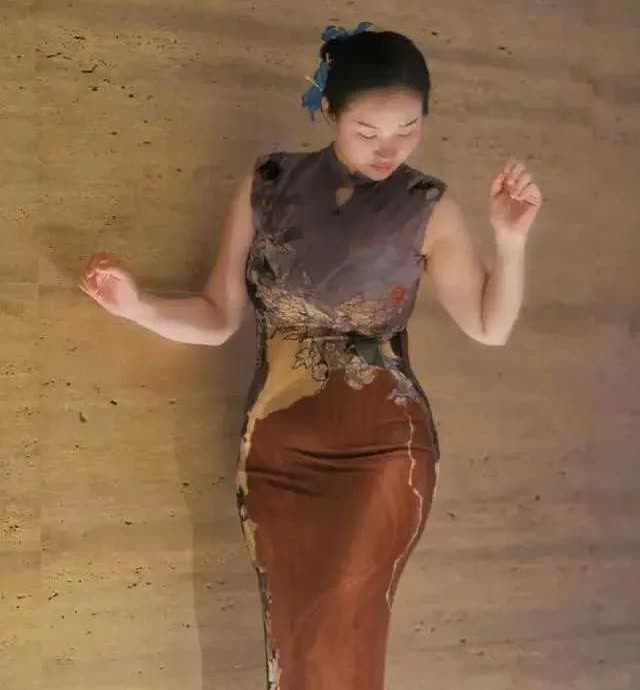 堪称绝美！她用丰腴体态演绎复古旗袍，蓝饰挽发惊艳诠释东方美