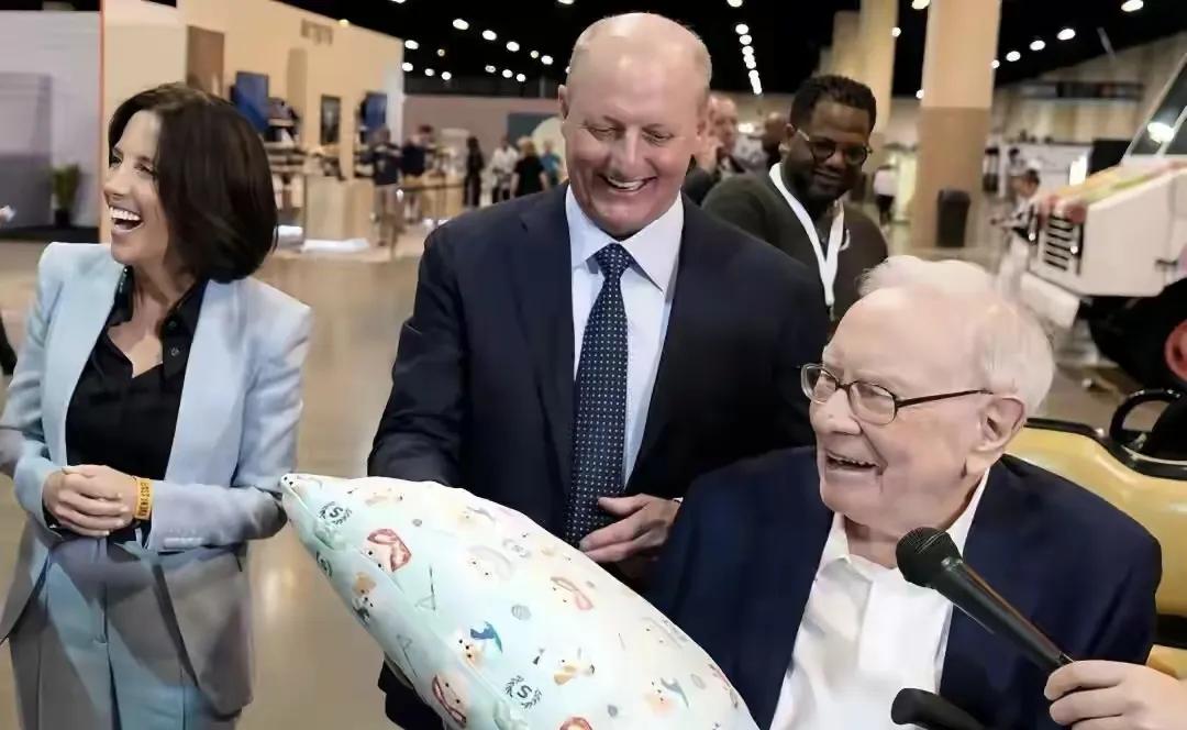 【热点评述】巴菲特将伯克希尔·哈撒韦的管理权交给阿贝尔，这位巴菲特的接班人有什么