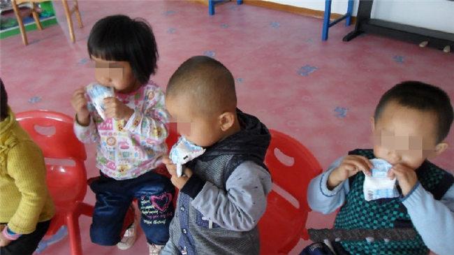 幼儿园老师发孩子喝奶照片, 高价奶被换成饮料, 家长群炸开了锅