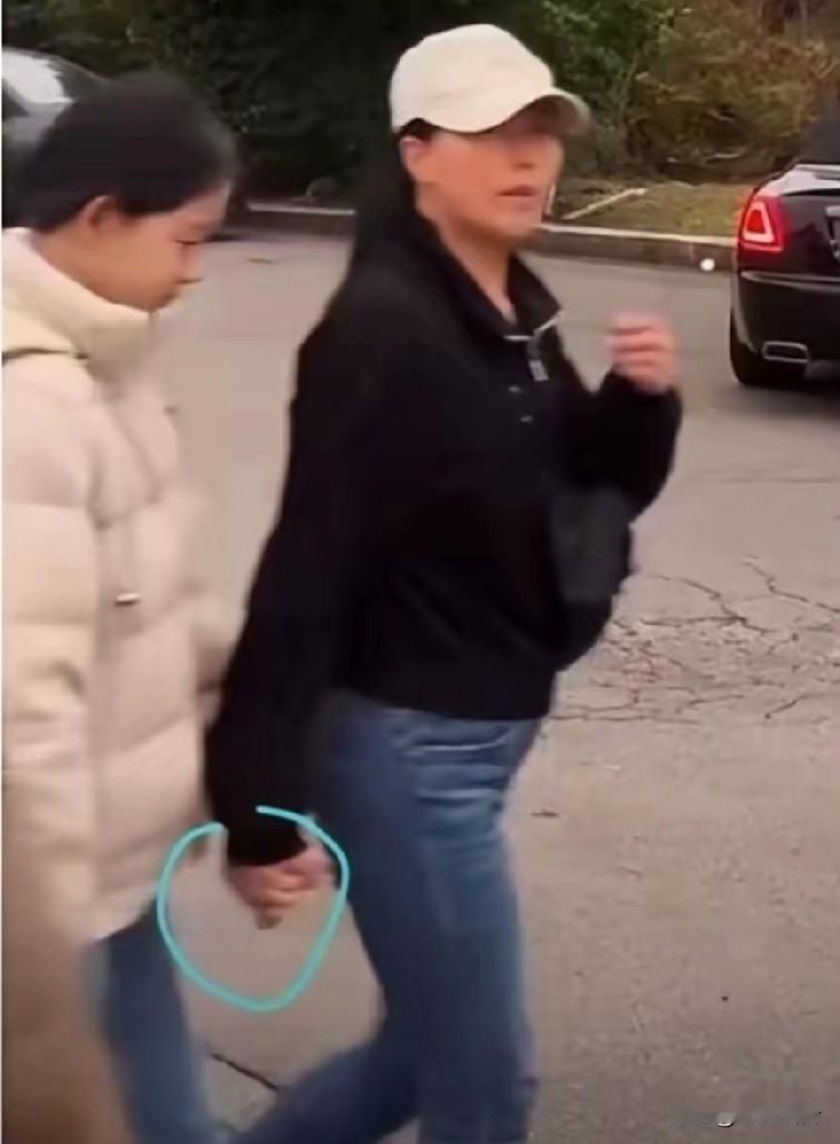跟玥儿在一起的就是马筱梅新找的保姆，总是牵着玥儿手的小杨阿姨被排挤出场！这公关