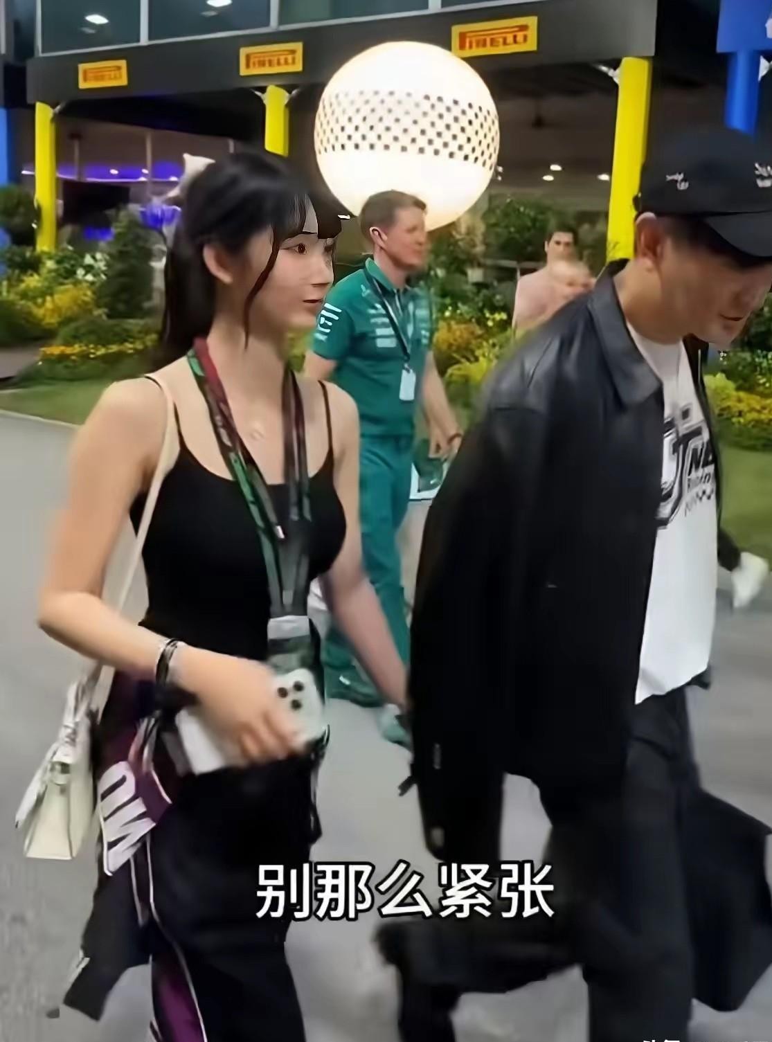 看到40多岁的林俊杰对着二十出头的网红女友说“不要害羞”，不少人第一反应居然还在夸他好温柔。讲真，这