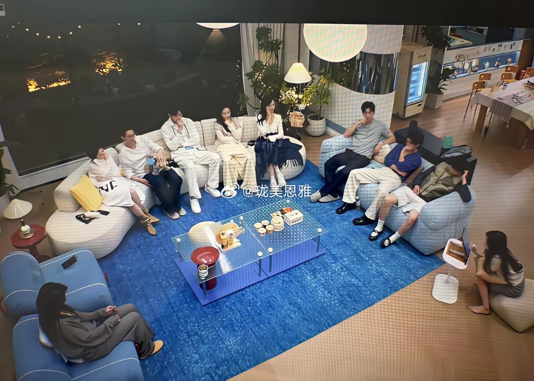 大家都穿鞋，搞不懂她为什么要光脚