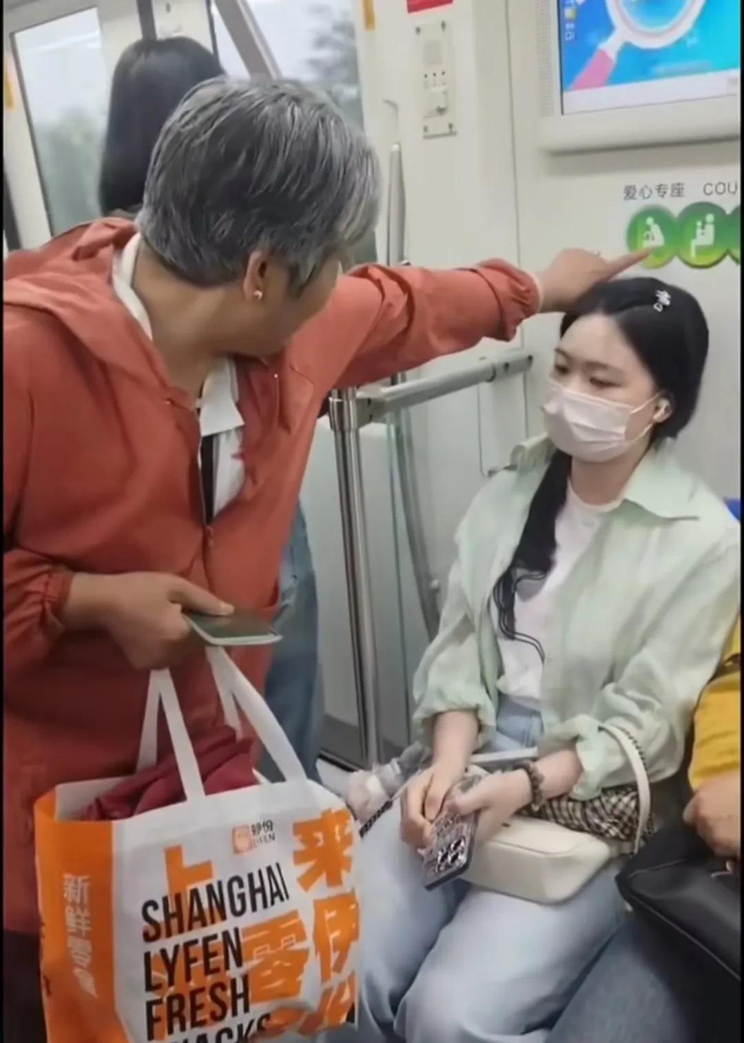 上午的地铁里满是上班族。途中，一位大妈拿着老年证免费上车后，立马要求一名年轻女子