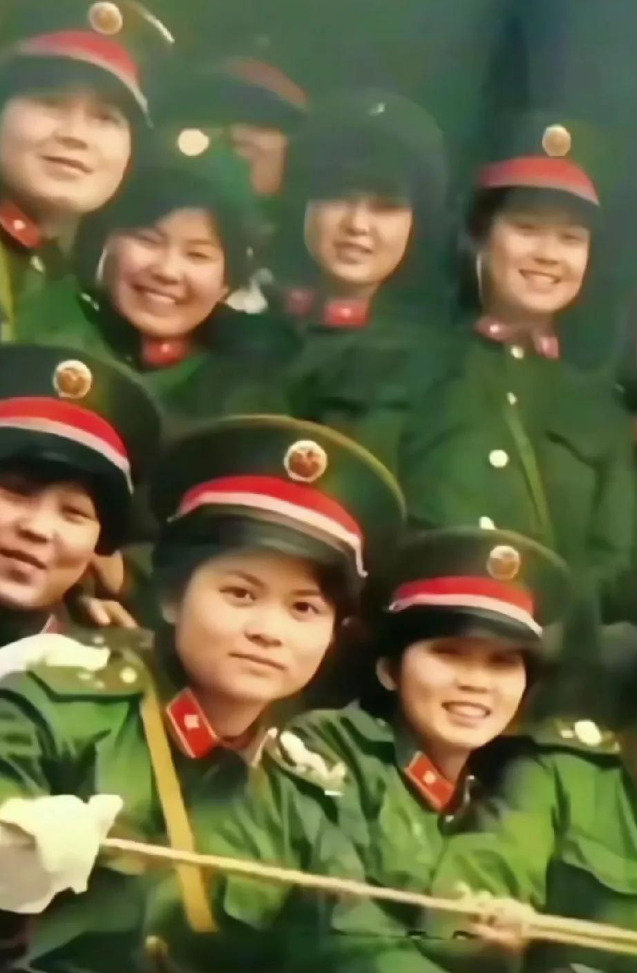 这是一群白衣天使奔赴南疆前线登上绿皮车时的留影！她们青春靓丽，明知前线枪林弹雨