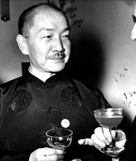 1921年，上海证券物品交易所，戴季陶想抽烟，一摸口袋空的，抬头看见个年轻人站在