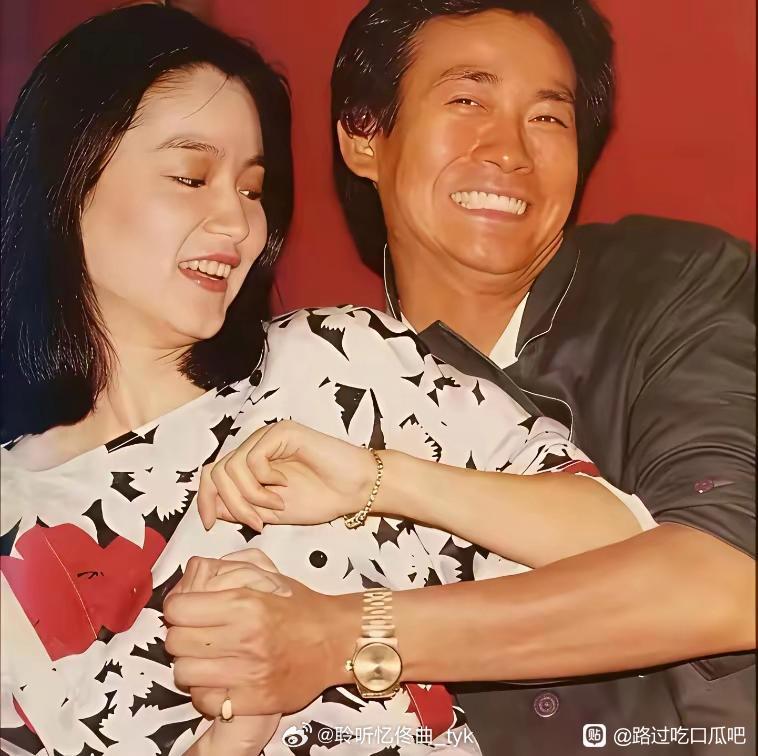都说爱意藏在眼神里，林青霞对待两大顶级帅哥的差距真的一目了然郑少秋与她合作四部影