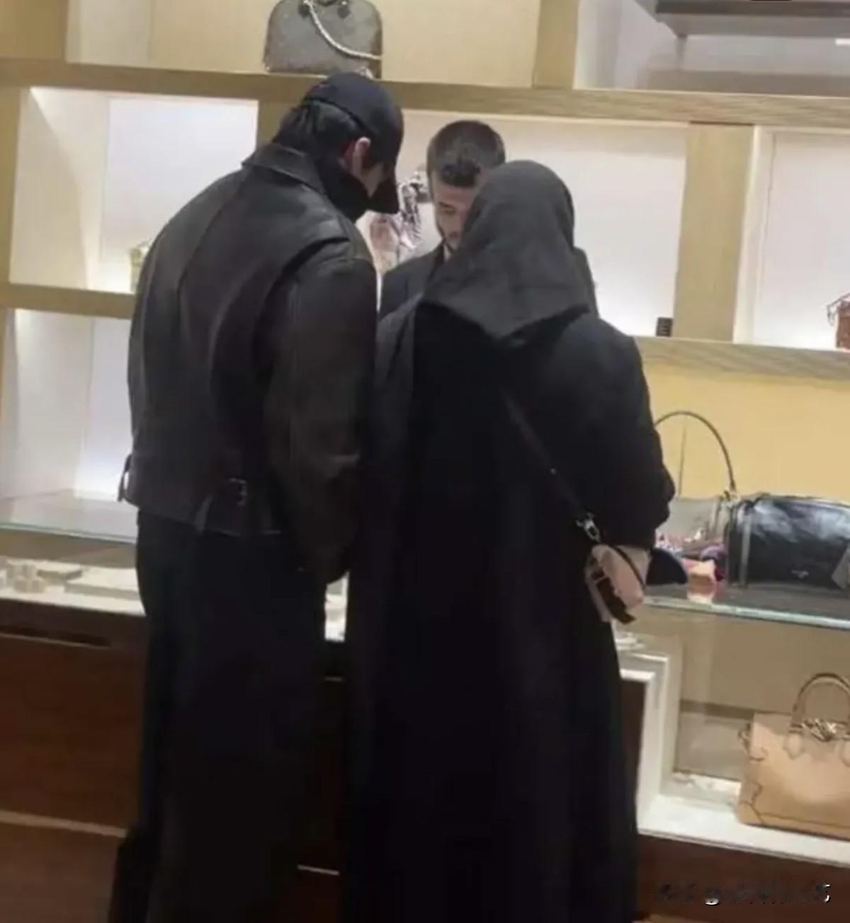 8日，明星夫妇金宇彬和申敏儿被拍到在西班牙巴塞罗那享受甜蜜蜜月。公开的照片中，金