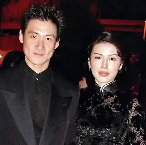 张学友大女儿，也太不像妈妈了！张学友和罗美薇26岁的大女儿张瑶华近照曝光，看